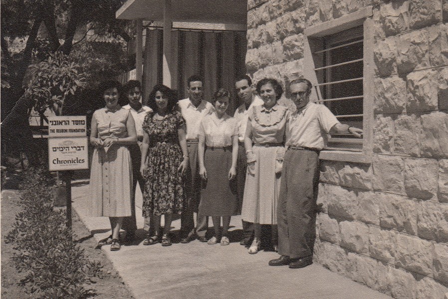 ישראל אלדד וצוות מערכת דברי הימים